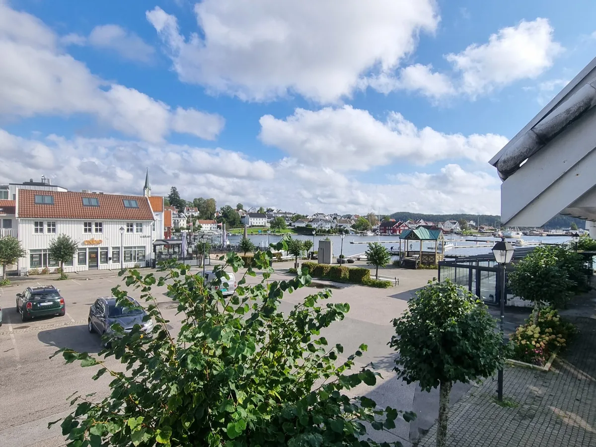 Utsikt over Lillesand fra vinduet hos Lillesand Tannlegesenter
