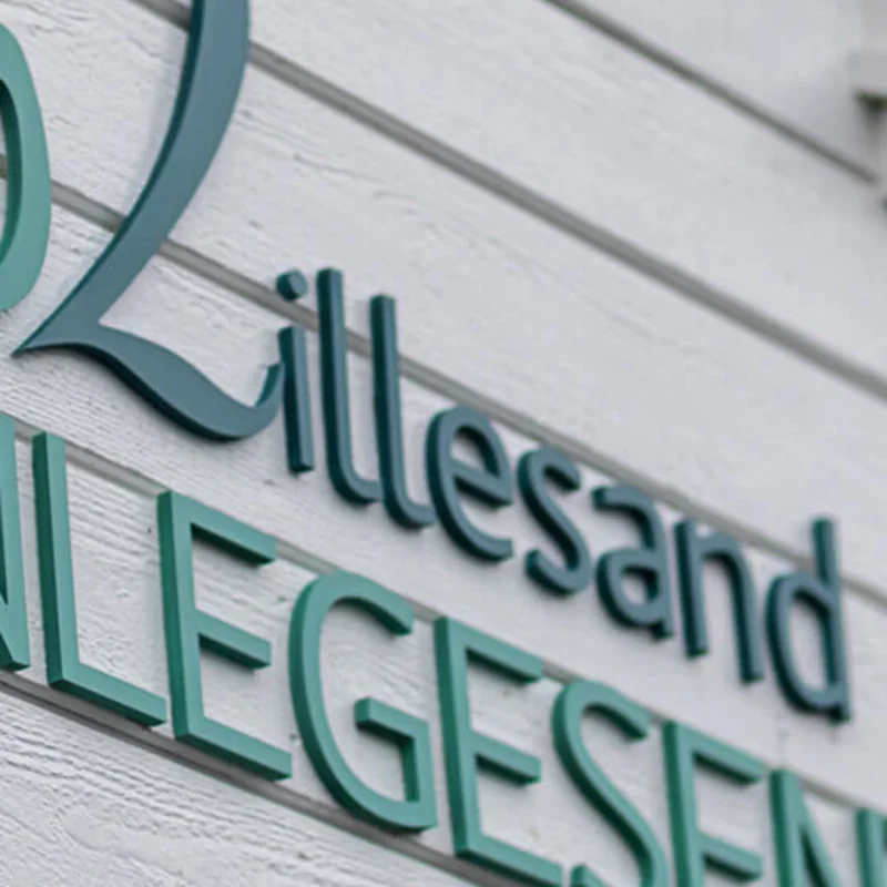 Skiltet til Lillesand Tannlegesenter på fasaden i Havnegata